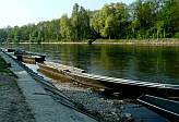 Bei
                    Ottenbach. Die Grenze verluft mitten in der Reuss.
                    Schwimmen oder im Weidling bewltigen, beides gegen
                    die Strmung - oder gemtlich dem Ufer entlang
                    wandern.