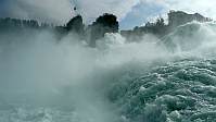 Am
                    Rheinfall steht der Fels mit der Schweizerfahne auf
                    der Kantonsgrenze. Bild: Hanspeter Schwarz