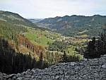 Blick auf den Gratweg der 5. Etappe, im
                  Hintergrund Einsiedeln