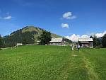 Wiesenweg
                    bei Altschen, dahinter der Gulmen