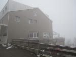 das
                  gastfreundliche Randenhus im Nebel