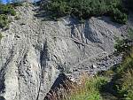 Steilhangweg ins ausgetrocknete Bachbett hinab