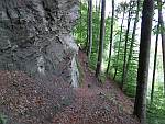 am Fuss der Felsen - hier nehmen wir den oberen Weg