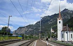 Bahnhof
                      Flelen, im Hintergrund Oberaxen 