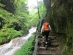 Treppen und Wasserfall in der Twannbachschlucht