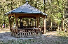 Holzpavillon, gedeckter Picknickplatz am Sentier du Talent