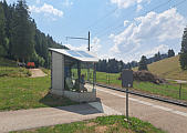 lustiges Warte-H�uschen Bahnstation La Combe
