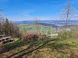 Blick vom Picknickplatz Cheisacher Richtung Rhein und Deutschland, April 25