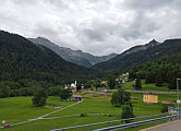 Dalpe mit Pizzo Campo Tencia, rechts die Bushaltestelle Cornone