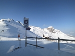 Tafel
              "Treffpunkt Maschgenkamm" mit Winterwanderpfeil