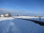 Sennhütte Blasenberg mit Tafel
                  Kantonsmittelpunkt; der nicht begehbare Mittelpunkt
                  befindet sich im Feld rechts