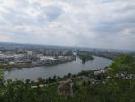 Blick auf
              Birsfelden mit dem Rheinhafen und Basel