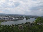 Blick auf
                  Birsfelden mit dem Rheinhafen und Basel