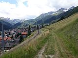 Wiesenweg am Bahngleis, Blick auf Sedrun Richtung
                Oberalp