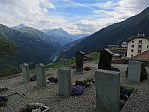 Friedhof
                    Tenna, Blick ins Safiental