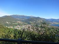 Bild:
                Blick ins Malcantone (linke Bildhälfte); darüber der
                Grat Monte Lema - Monte Tamaro; aufgenommen vom Monte
                Caslano bei Magliaso 