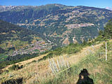 oberhalb Suen, Blick auf die Pyramiden von Euseigne, rechts im Hang Hrmence