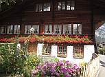 blumengeschmcktes Haus in
                  Oey