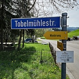 Tafel "Betriebszeit Sitterfähre" in Wilen, Foto M.Roth, April 2024 Tafel "Betriebszeit Sitterfähre" in Wilen